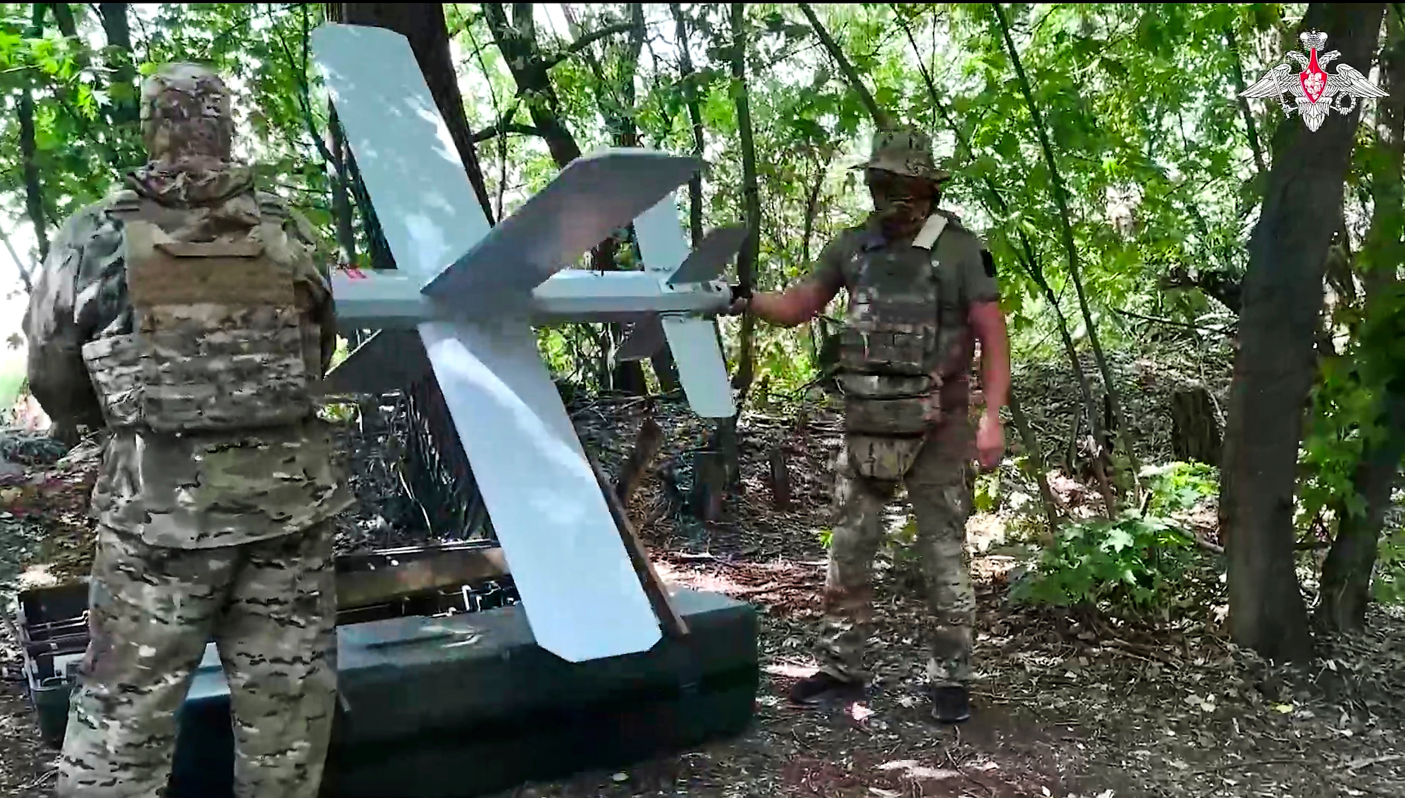 Ruski vojnici pripremaju dronu Lanceta za akciju na neotkrivenom mjestu u Ukrajini