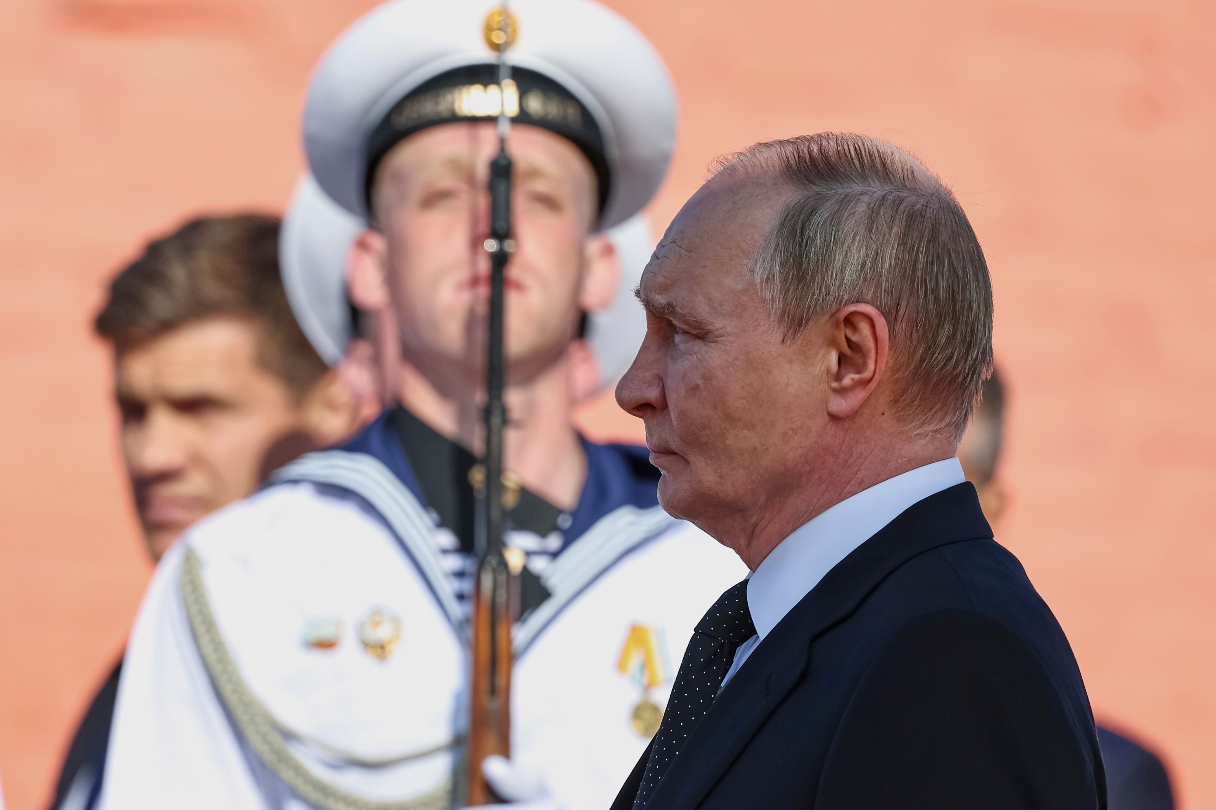 Ruski predsjednik Vladimir Putin stiže prisustvovati ceremoniji podizanja zastave podmornice klase Borei-A iz nuklearnog pogona Knyaza Pozharskyja u Severodvinsku, Rusija, četvrtak, 24. srpnja 2025. (Alexander Kazakov, Sputnik, Kremlin bazen fotografija putem AP)