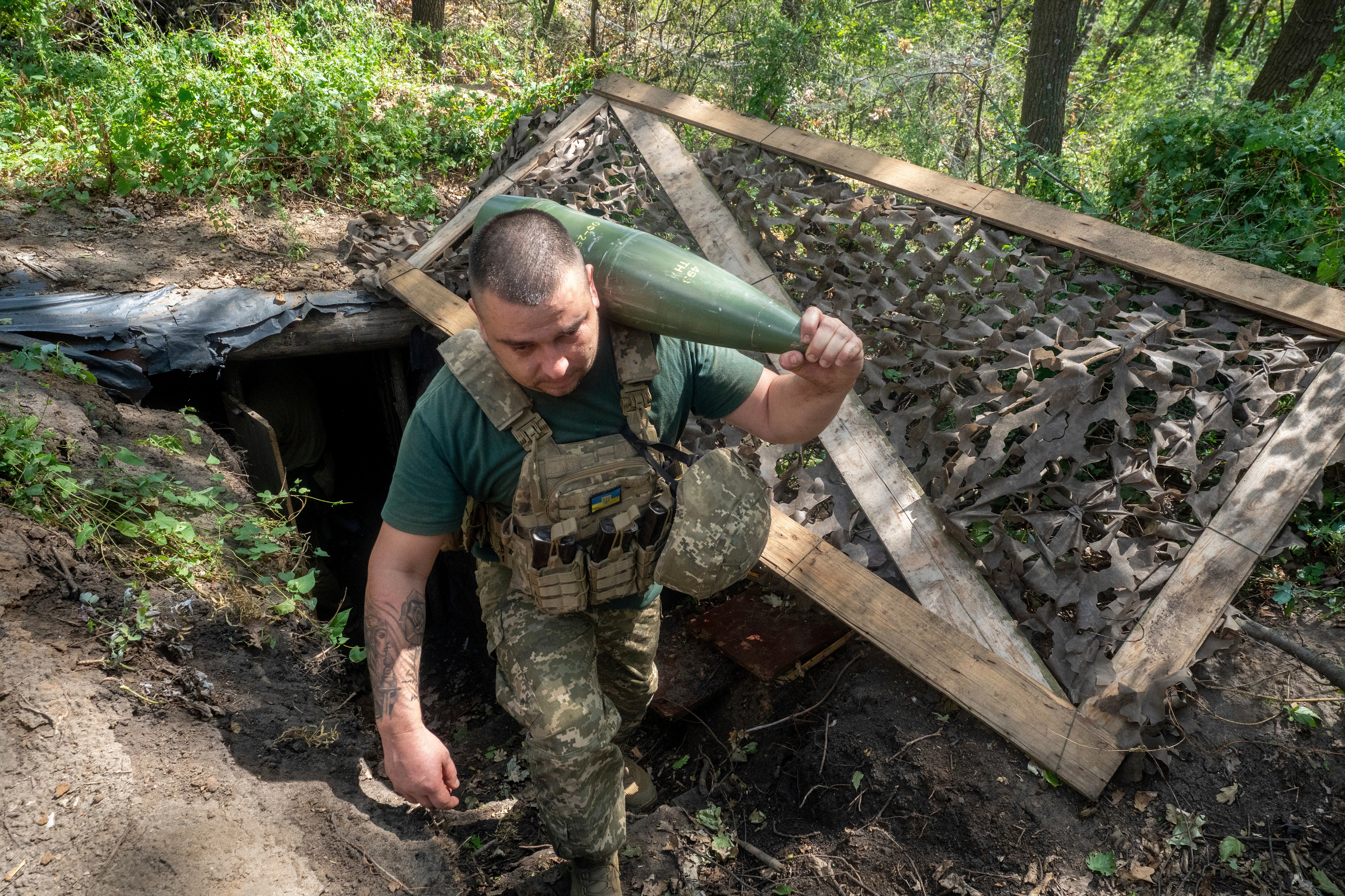 Ukrajinski vojnik priprema se u srijedu za otpuštanje haubine prema ruskim pozicijama na liniji fronta u blizini Harkiva, Ukrajina