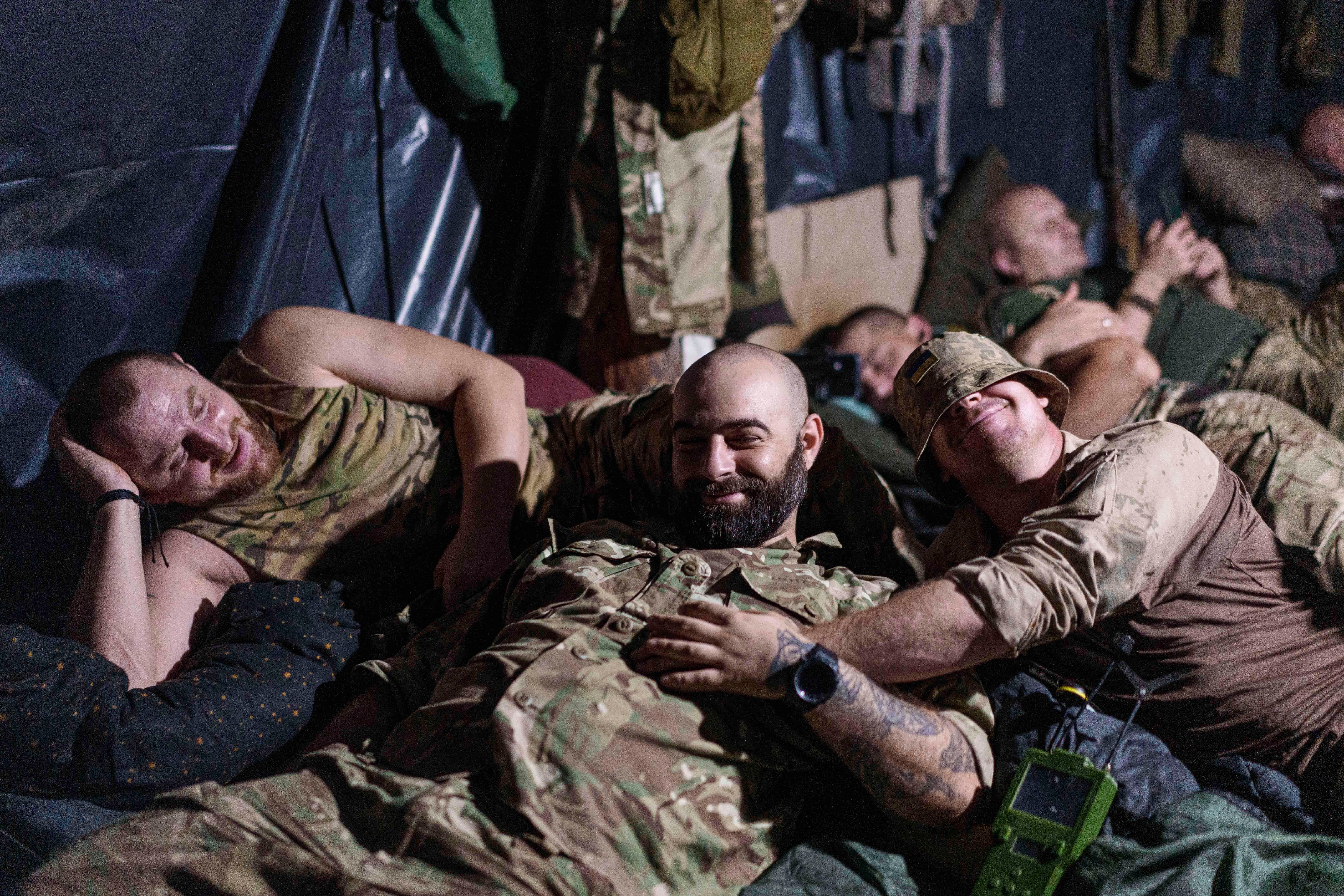 Ukrajinski vojnici 148. artiljerijske brigade počivaju u iskopini na frontu u regiji Zaporizhzhia, Ukrajina, u četvrtak, 7. kolovoza 2025. (AP Photo/Evgeniy Maloletka)