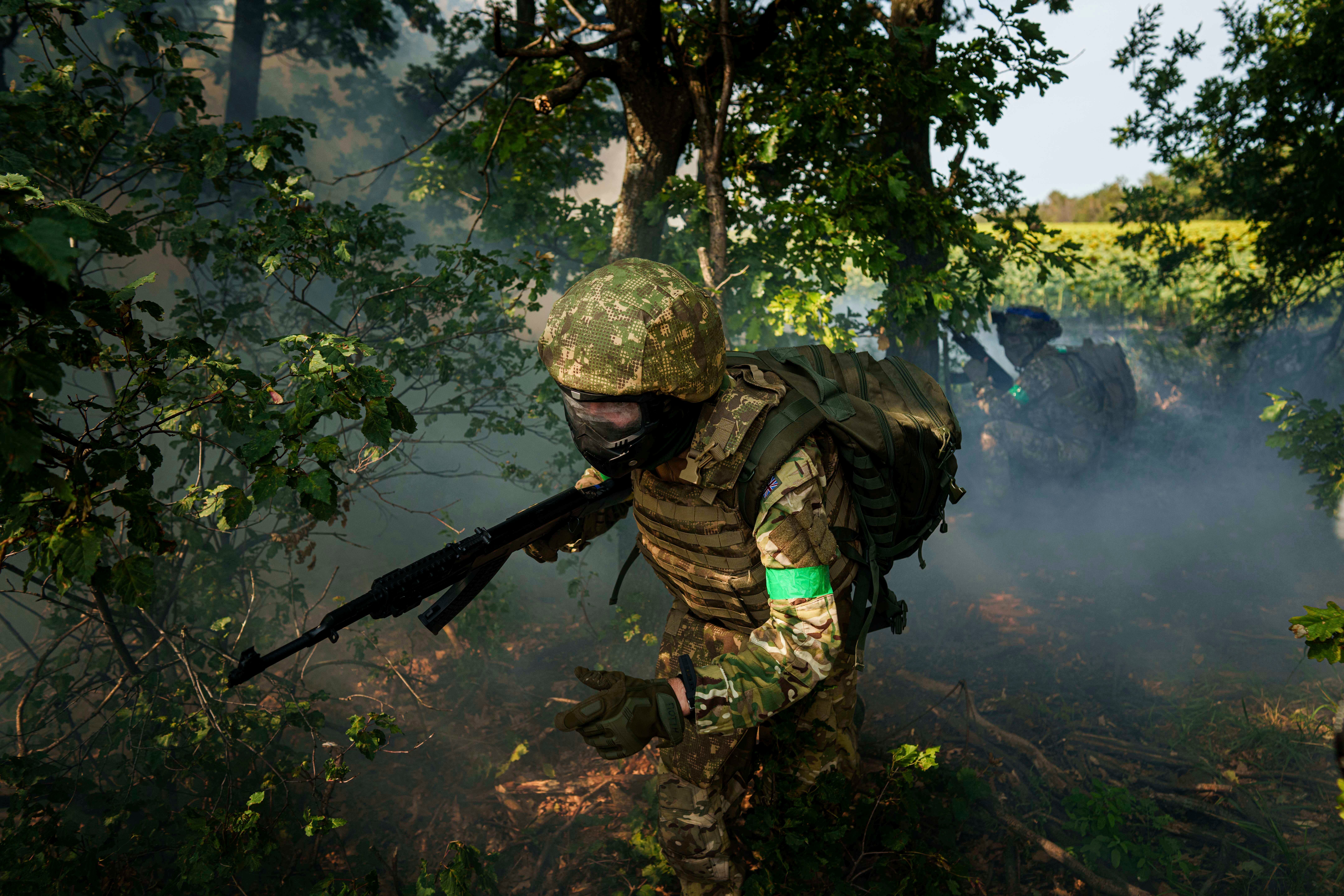 Ukrajinska vojnika nacionalne garde 3. brigade «Spartan» prolazi kroz liniju drveća tijekom treninga nedaleko od fronta u Pokrovsk Direction, Ukrajina, u petak, 8. kolovoza 2025. (AP Photo/Evgeniy Maloletka)