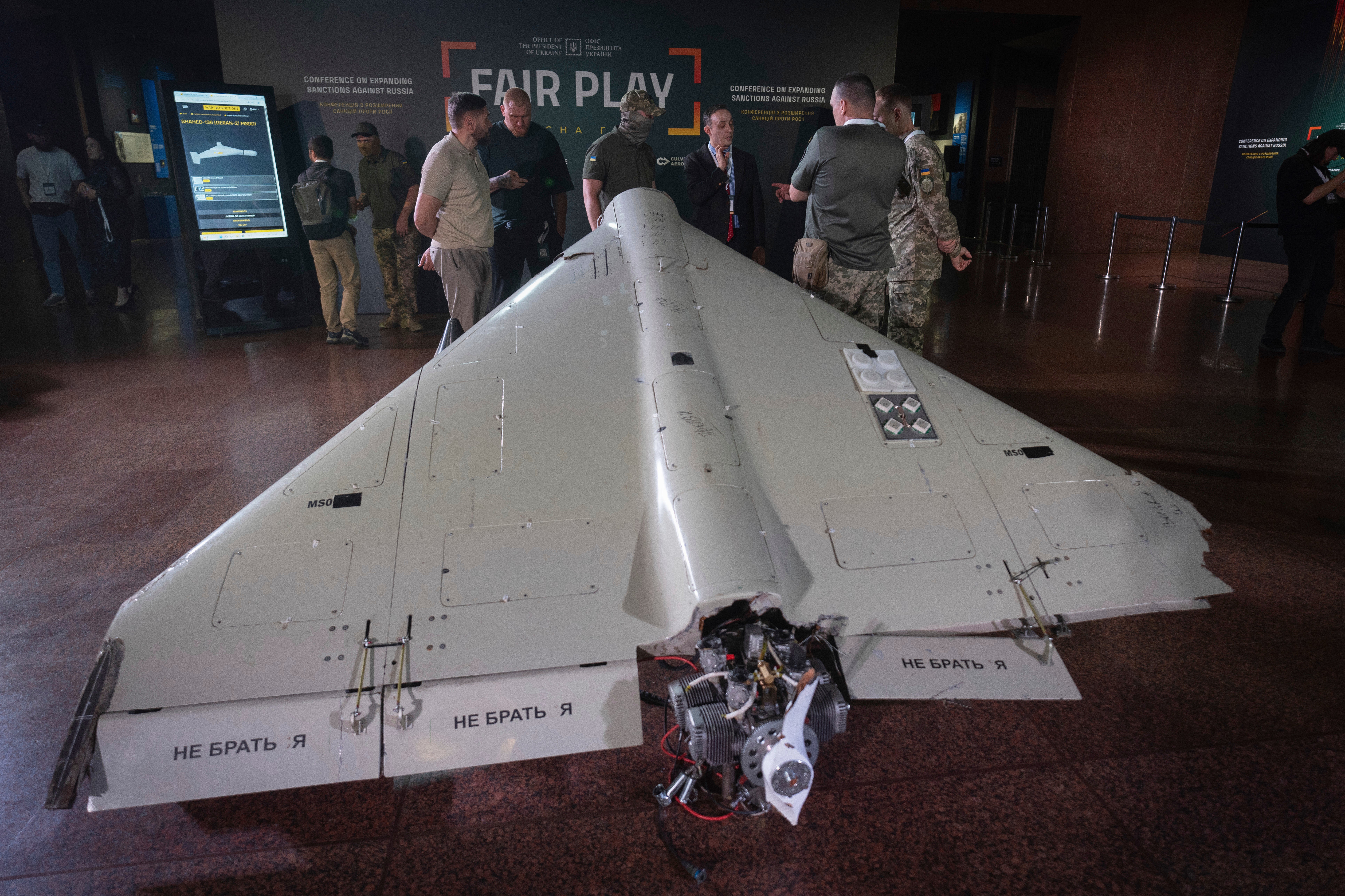 Oštećeni iranski Shahed drone, viđen na Međunarodnoj konferenciji o proširenju sankcija protiv Rusije u Kijevu