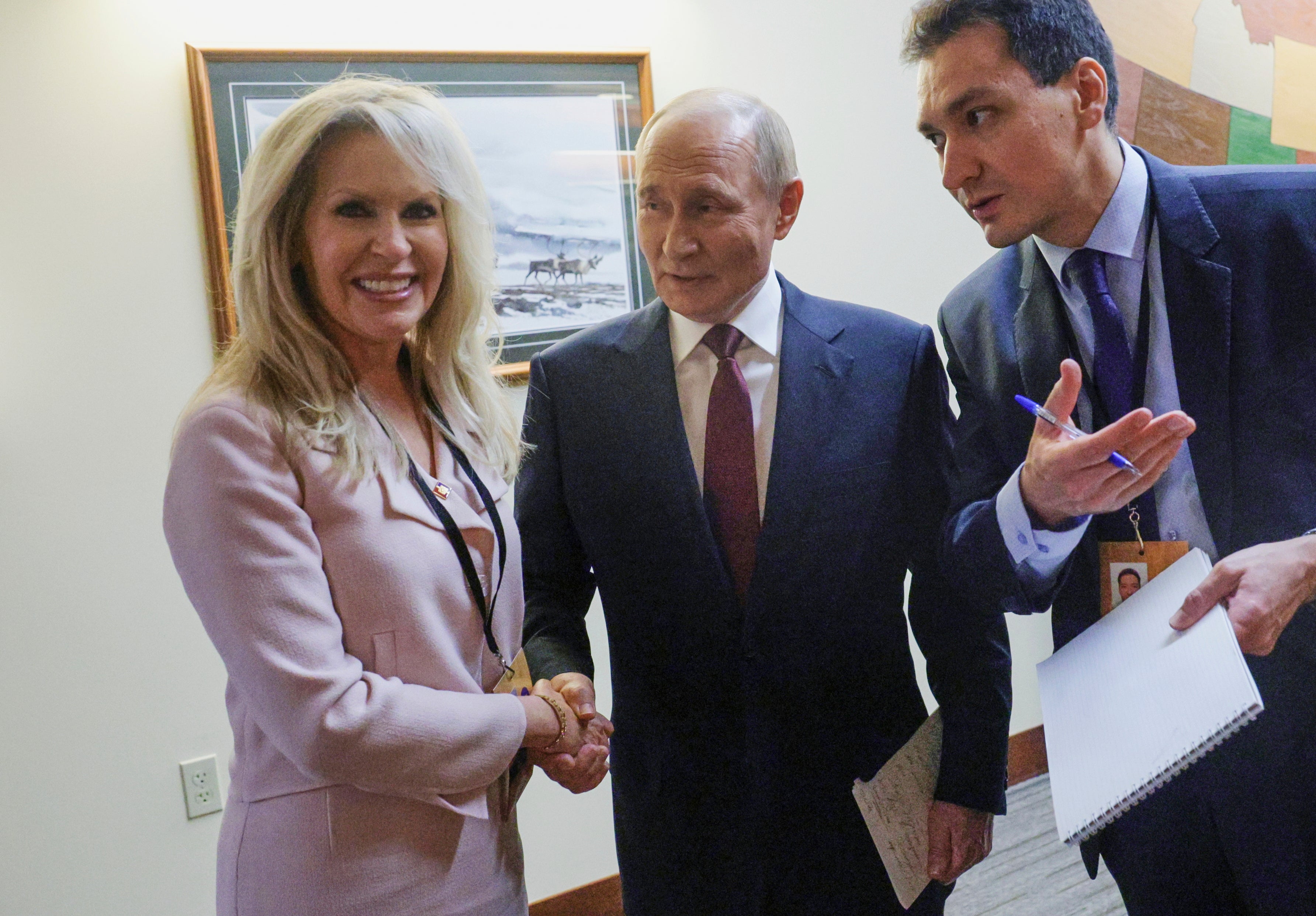 Ruski predsjednik Vladimir Putin rukuje se s načelnikom protokola Sjedinjenih Država Monica Crowley nakon što se ruski vođa sastao s američkim predsjednikom Donaldom Trumpom