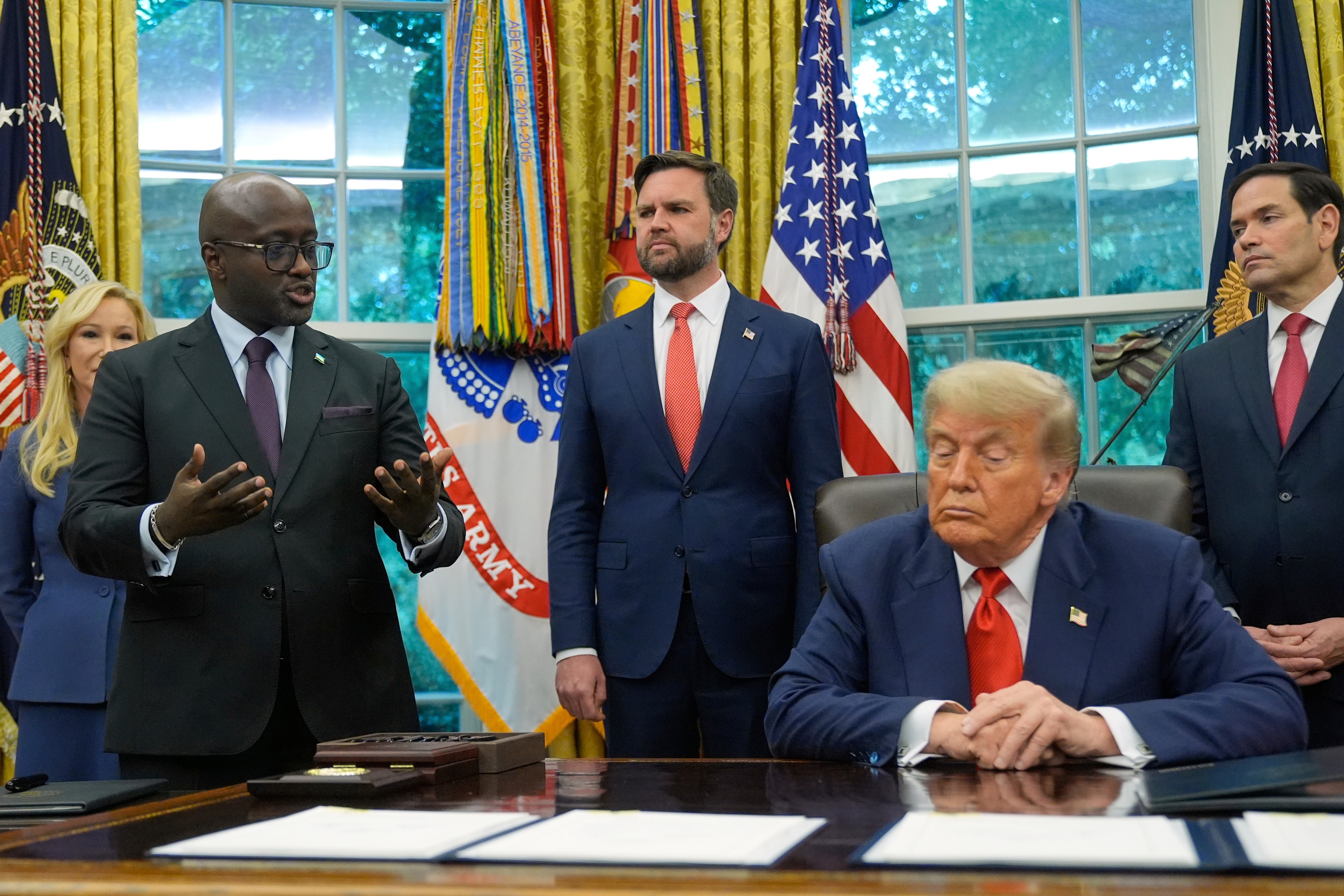 Trump sluša kako ministar vanjskih poslova Ruande Olivier Nduhungirehe govori tijekom događaja s ministricom vanjskih poslova Konga Therese Kayikwamba Wagner u lipnju u Bijeloj kući