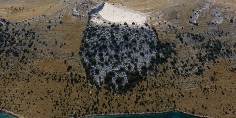 S kornatskog otoka otkinut je vrh