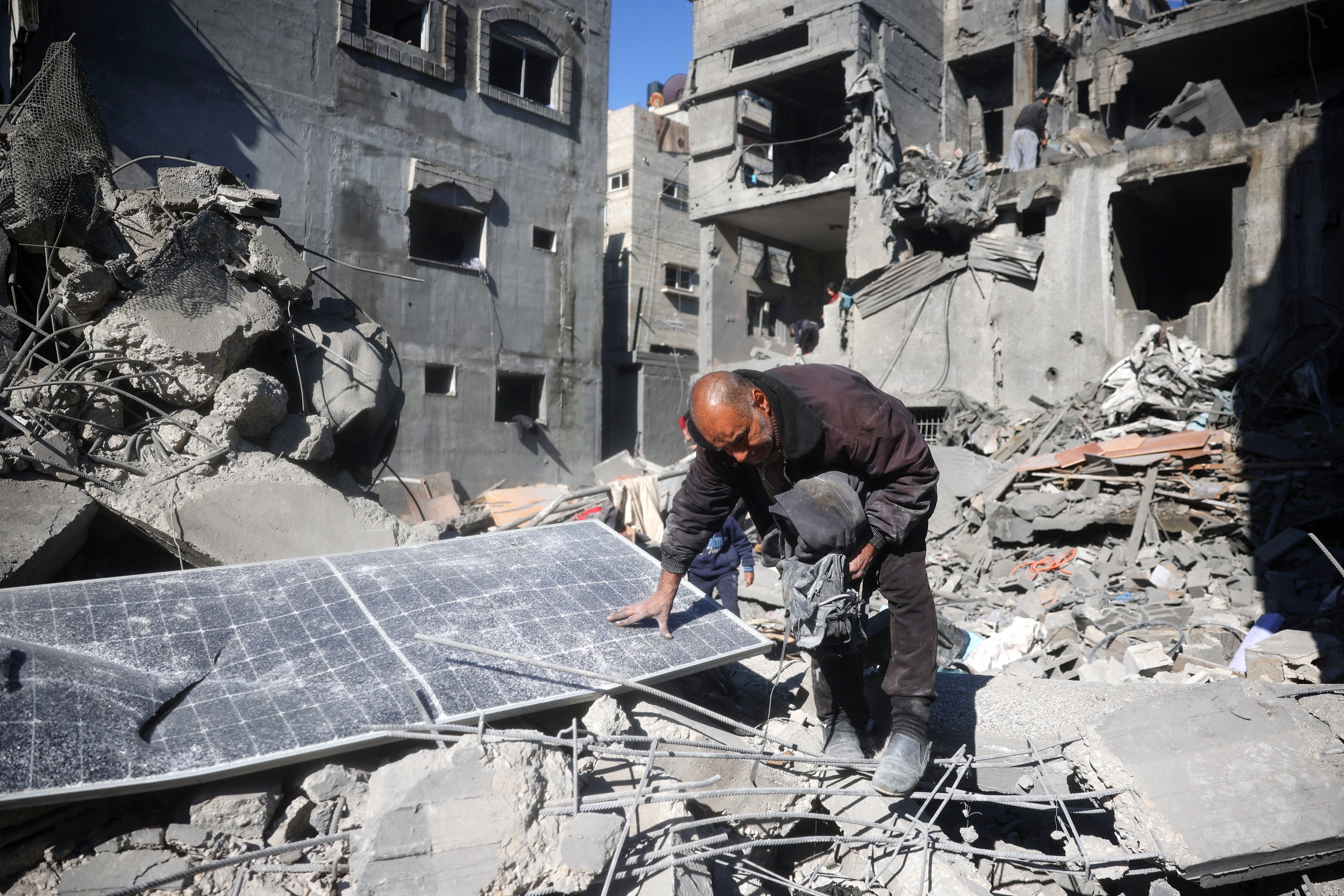 Palestinski muškarac hoda preko ruševina i krhotina na mjestu izraelskog udara noć prije u izbjegličkom kampu Nuseirat u centralnoj traci Gaze