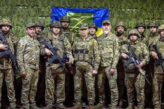 Glavni zapovjednik datoteka Oružanih snaga Ukrajine Oleksandr Syrskyi (C) pozira za sliku sa vojnicima dok posjećuje liniju fronta u regiji SUMY