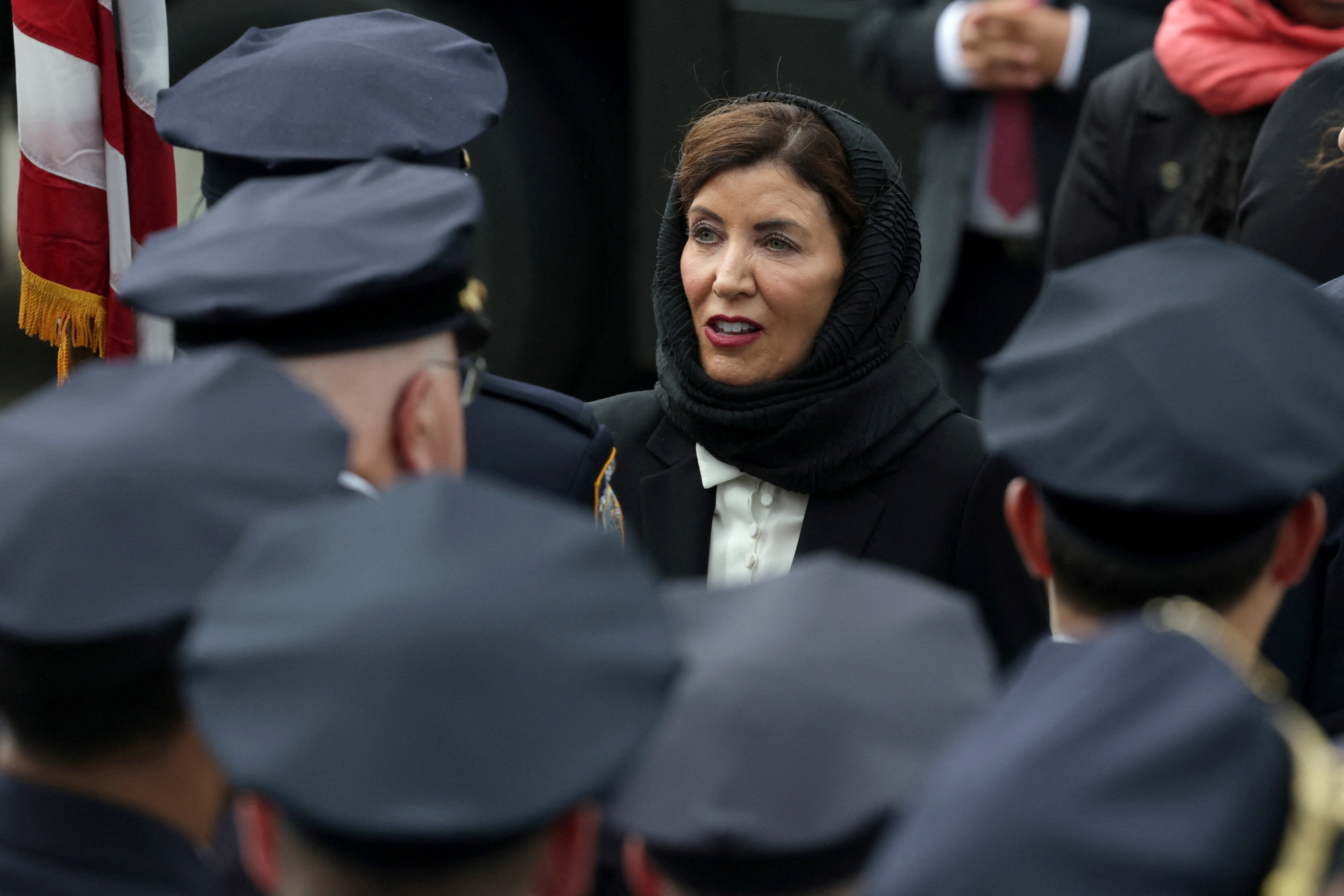 Kathy Hochul izbacila je Teda Cruza nakon što ju je pozvao da nosi maramicu na sprovodu poginulog policajca muslimana