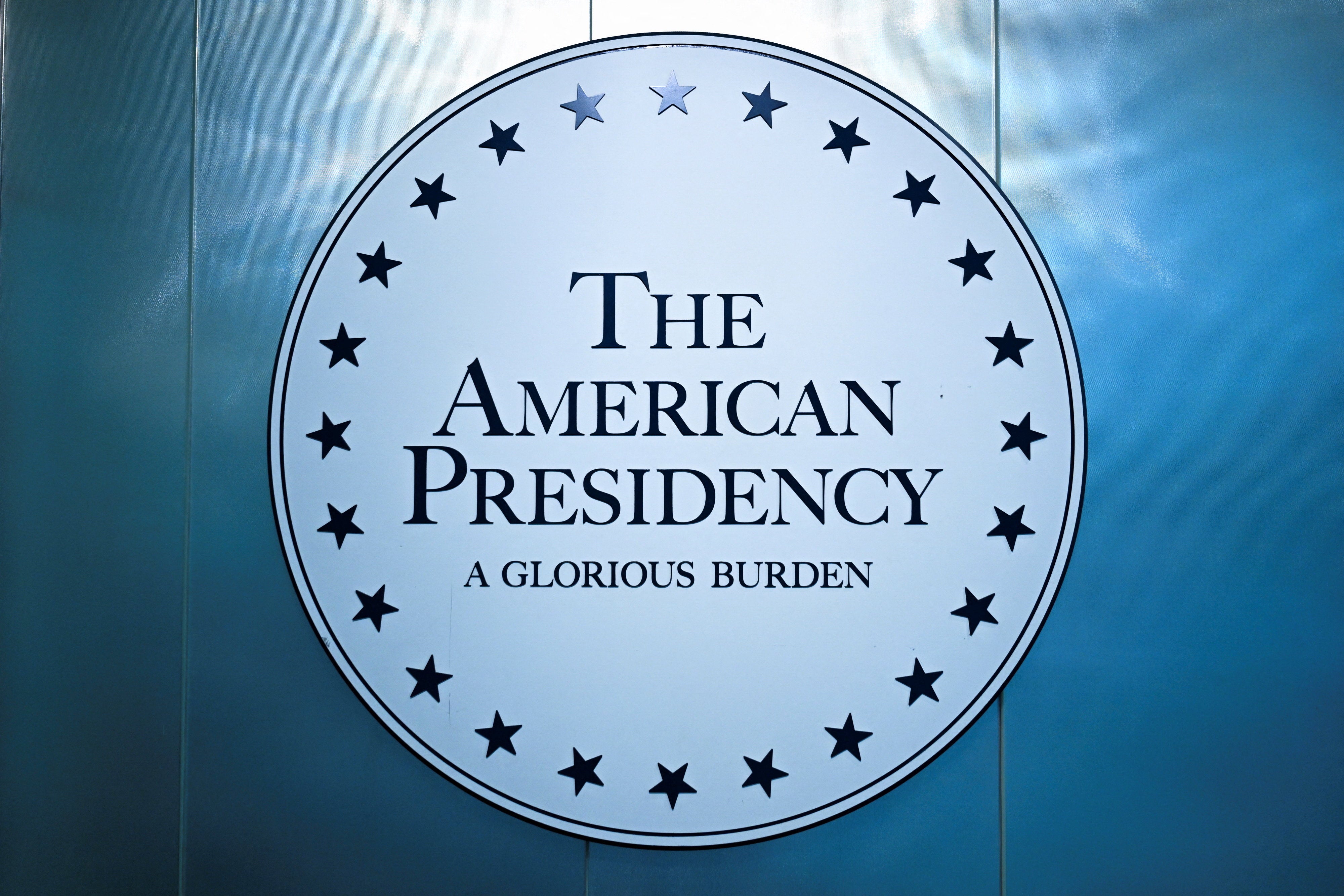 Izložba Nacionalnog muzeja američke povijesti 'Američko predsjedništvo', koji je nedavno uklonjen, a zatim zamijenio materijal referencirajući se dva imperamenta Donalda Trumpa