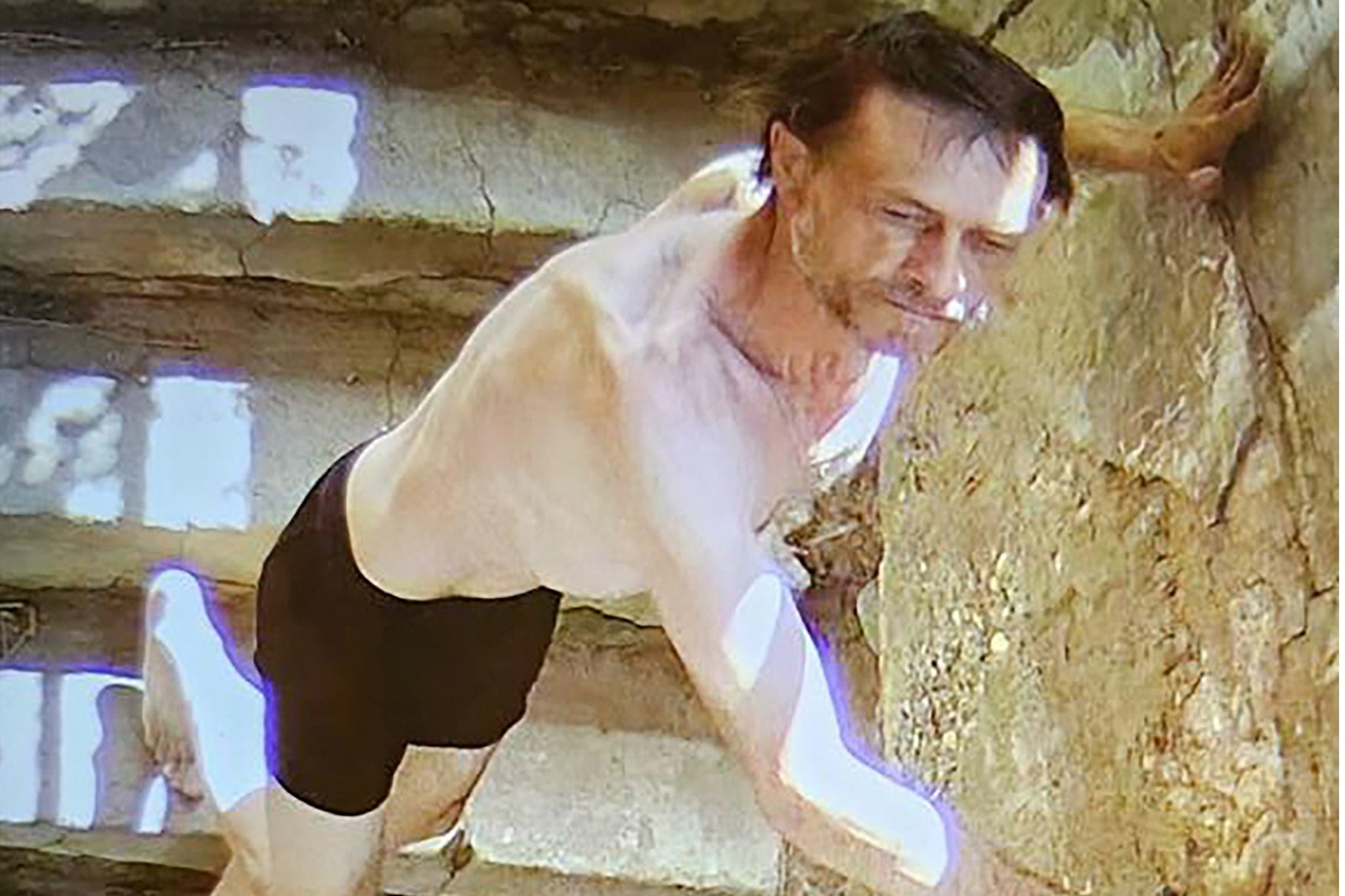 Fotografija koju je objavio ured državnog odvjetnika pokazala je da je Brown skinuo odjeću, samo noseći donje rublje, dok je nakon navodne pucnjave pobjegao policiju.