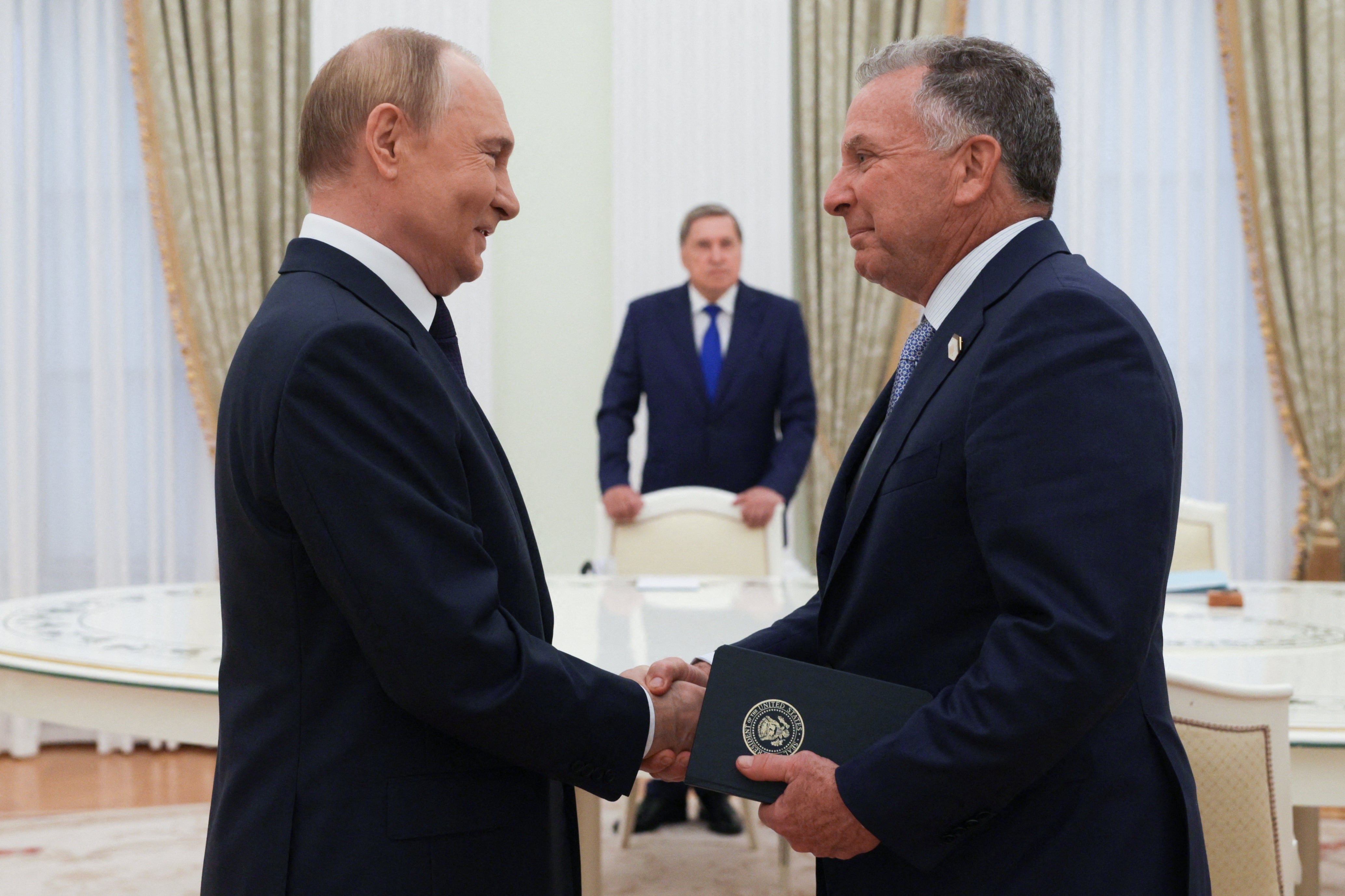 Ruski predsjednik Vladimir Putin pozdravlja američkog posebnog izaslanika Stevea Witkoffa prije njihovih razgovora u Moskvi 6. kolovoza