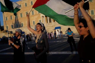Pro-palestinski prosvjednici viču slogane ispred grčkog parlamenta tijekom prosvjeda