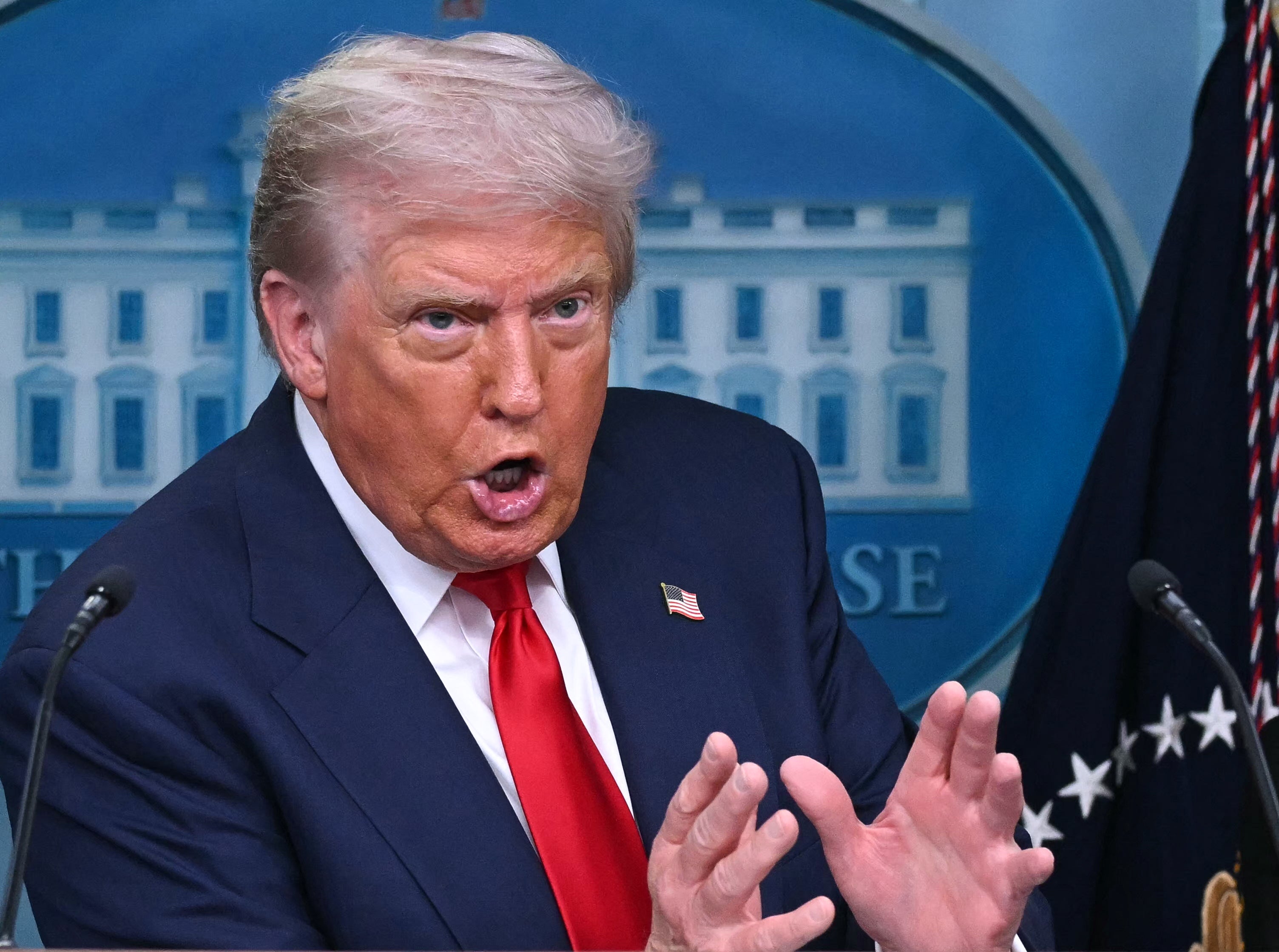 Čini se da je predsjednik Donald Trump u ponedjeljak miješao Rusiju i Aljasku tijekom konferencije za novinare u ponedjeljak