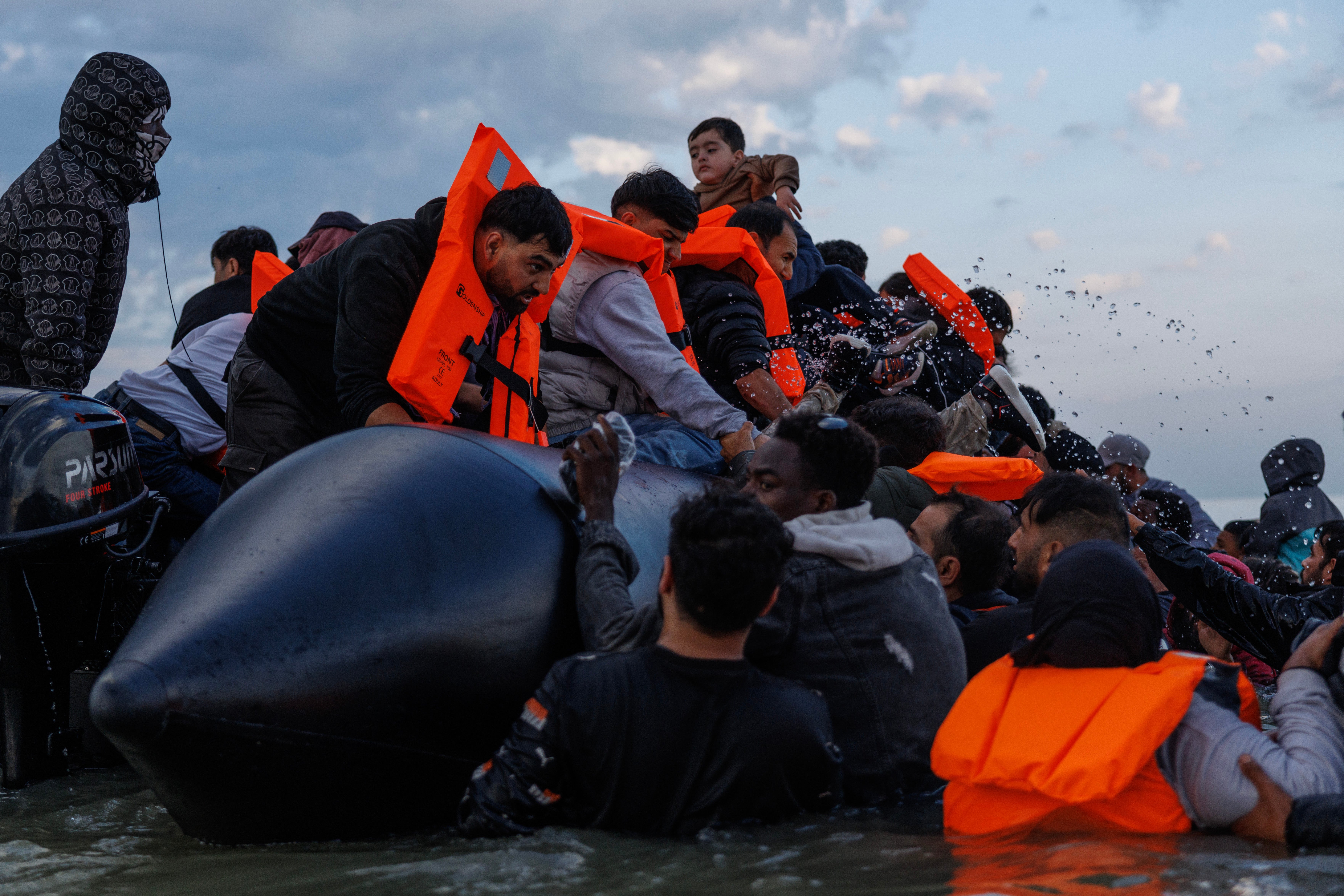 Migranti koji se penju na male brodove u blizini Graveline u Francuskoj kako bi prešli kanal