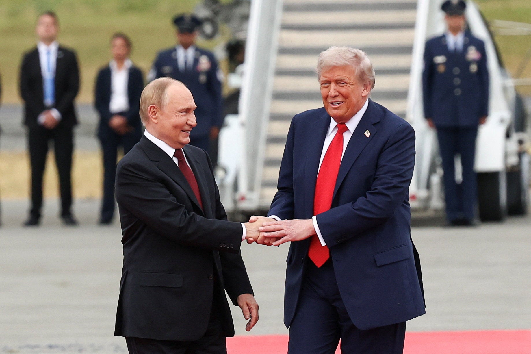 Par se nasmiješio dok su se rukovali kad je gospodin Trump upoznao Putina na slijetanju