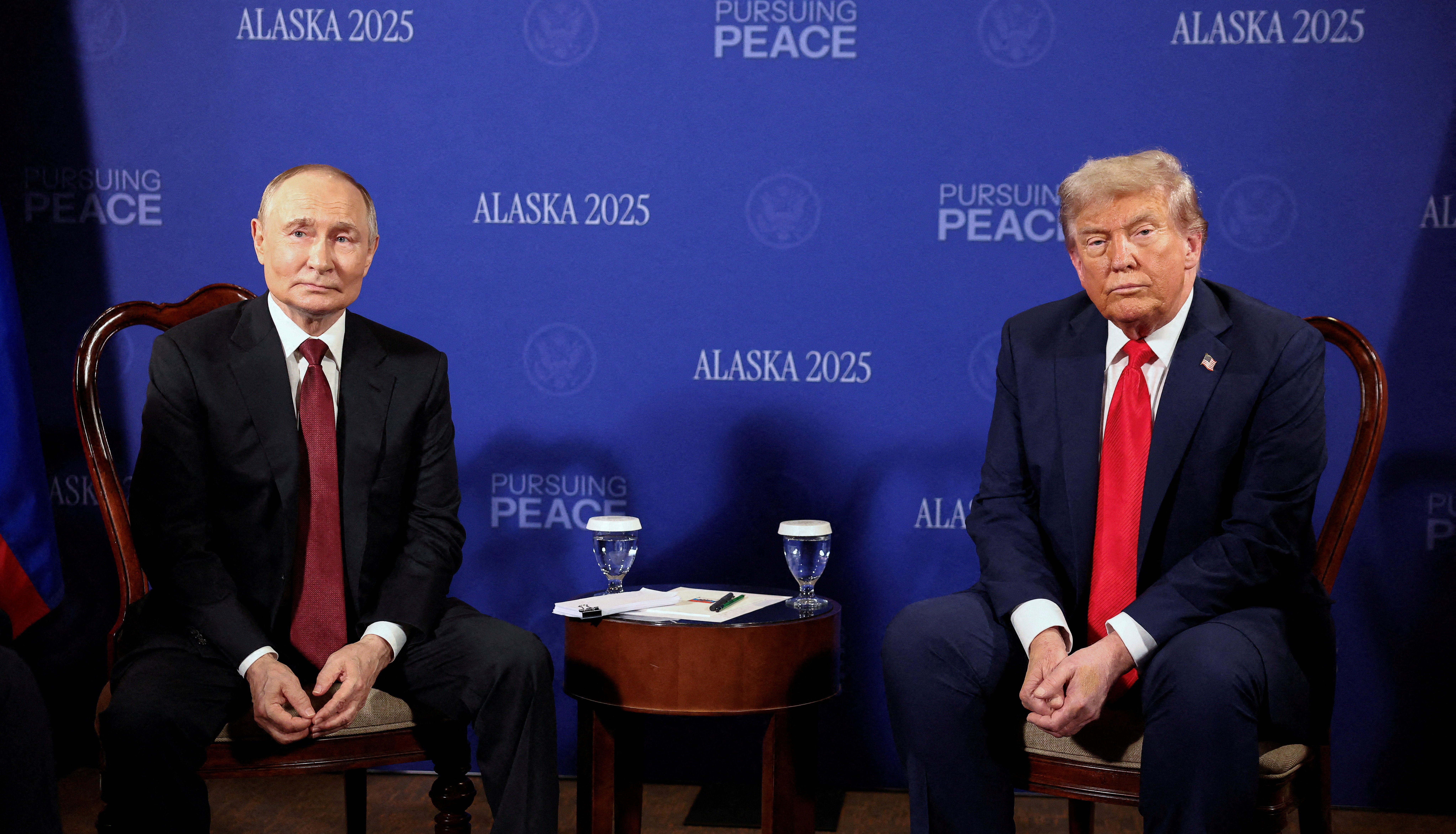Korisnici društvenih medija čine meme od izraza lica ruskog predsjednika Vladimira Putina, dok ga novinari bombardiraju pitanjima na samitu s američkim predsjednikom Donaldom Trumpom na Aljasci
