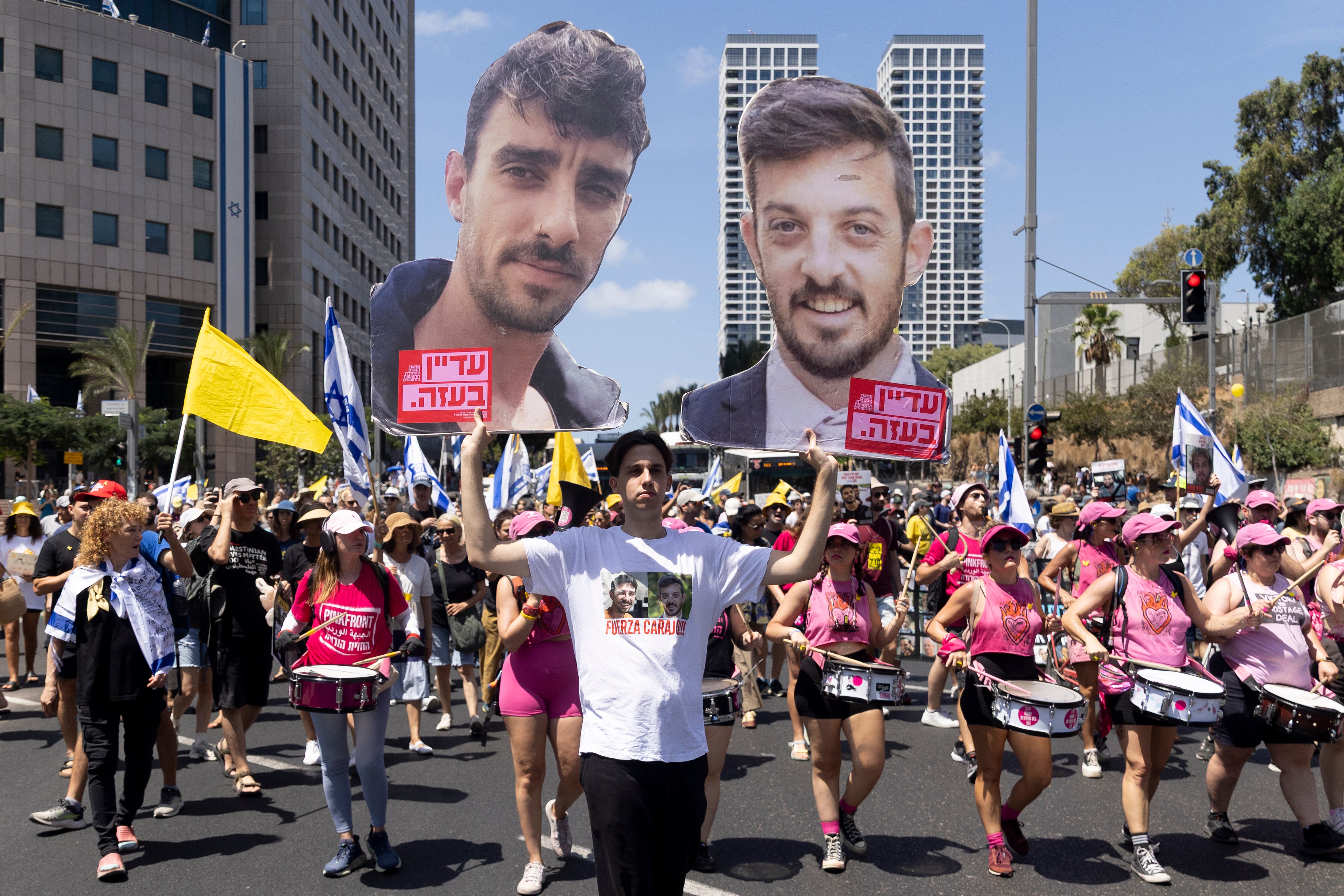 Prosvjednici drže fotografije talaca tijekom demonstracije u Tel Avivu (Photo by Amir Levy/Getty Images)