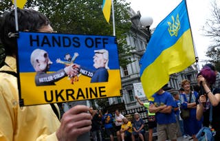 Pro-Ukrainski demonstranti okupljaju se u blizini Bijele kuće u Washingtonu, DC, u ponedjeljak ujutro