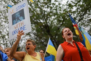 Pro-Ukrainski demonstrator ima znak koji glasi: