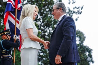 Britanskog premijera Keir Starmer dočekuje američka šefica protokola Monica Crowley dok stiže u Bijelu kuću