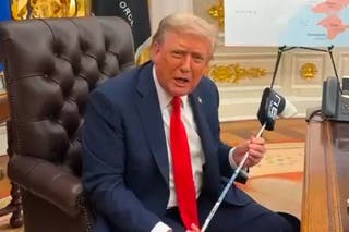 Predsjednik Donald Trump drži golf klub koji mu je dao ukrajinski predsjednik Volodymyr Zelensky