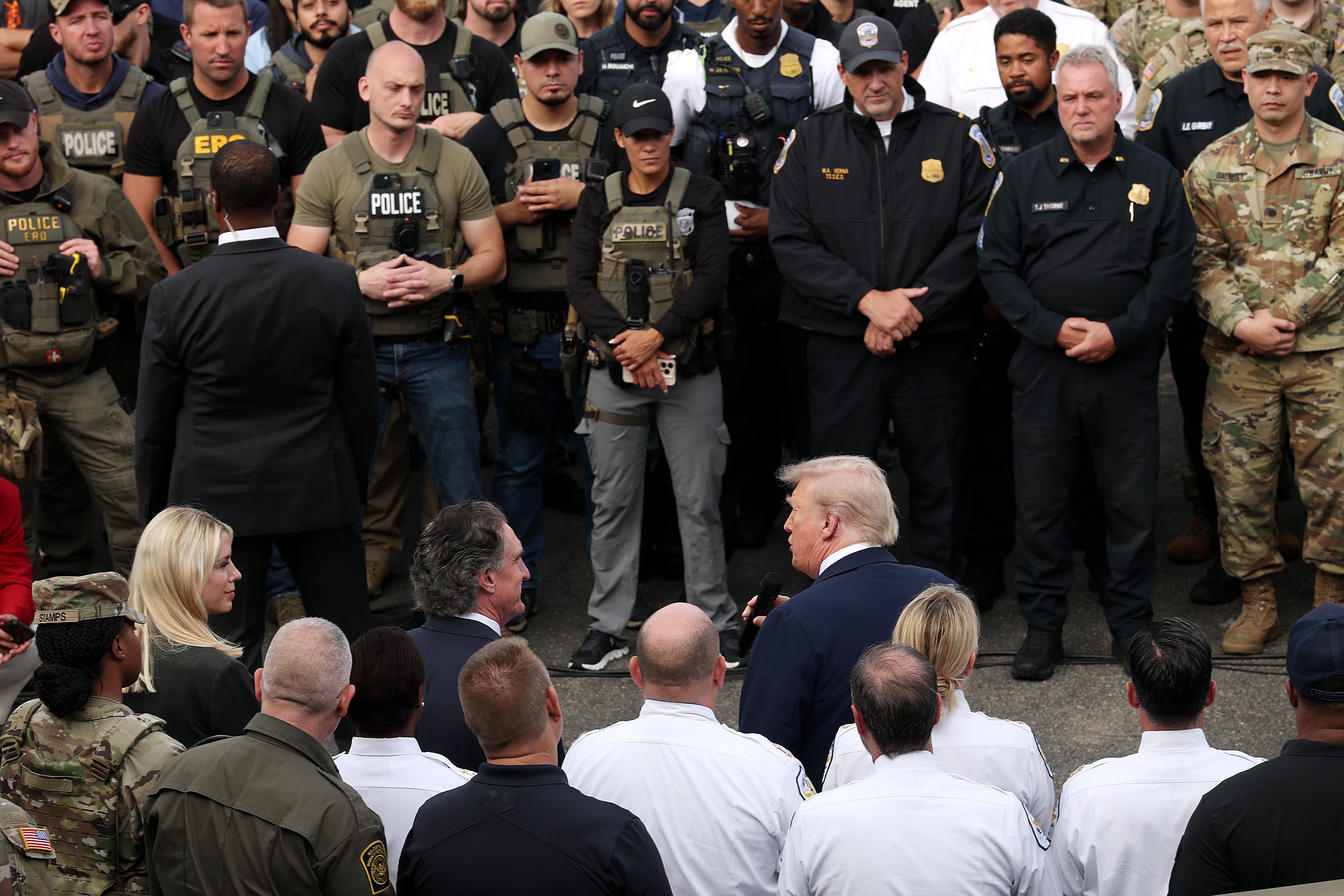 Trump se u četvrtak navečer sastao s lokalnom i saveznom provedbom zakona u policijskom objektu američkog parka u Anacostiji, pohvalivši oko 300 muškaraca i žena u gomili