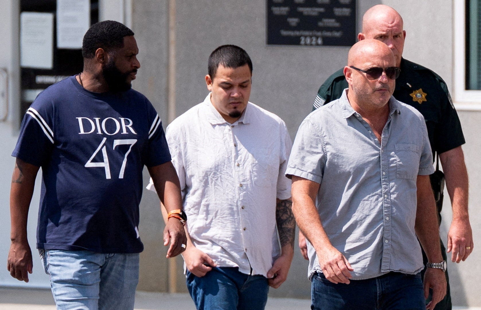 Kilmar Abrego Garcia šeta, nakon što je pušten iz zatvora okruga Putnam u Cookvilleu, Tennessee