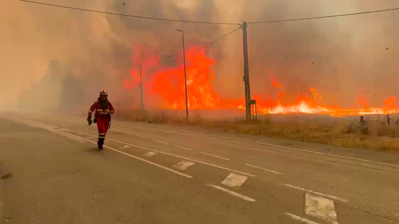 Vojni vatrogasci koji se bave Wildfifreom u blizini Yeresa, sjeverozapadna Španjolska