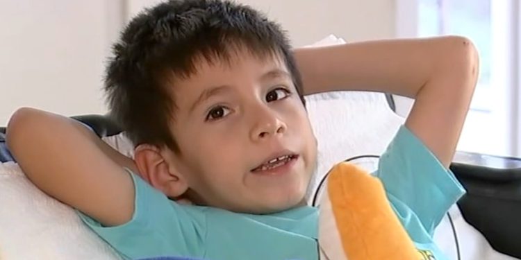 ‘Samo sam vikala’: 6-godišnji dječak napao ga je kojot dok je gledao softball utakmicu svoje sestre