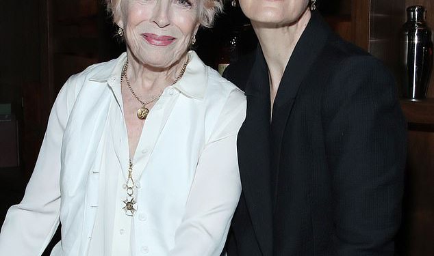 Sarah Paulson (50) i dugogodišnja partnerica Holland Taylor, 82, proslavljaju Pal’s Emmy nominaciju na večeri u Beverly Hillsu