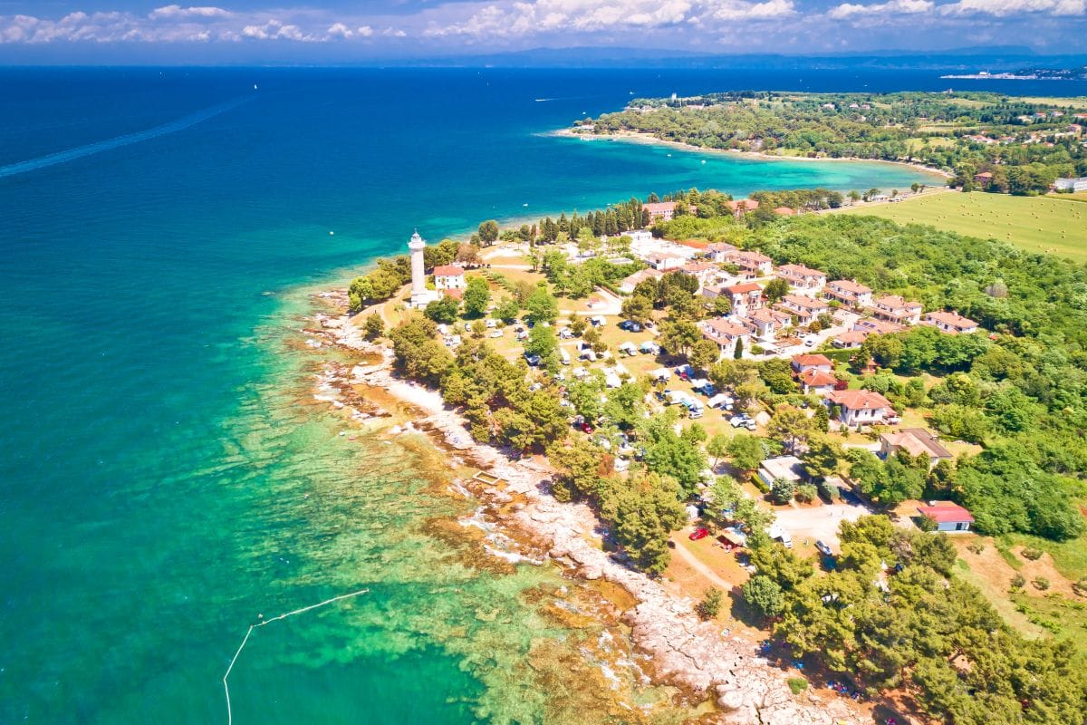 Od kud zaštitarima po jadranskim klubovima pravo da premlaćuju Slovence i druge turiste?