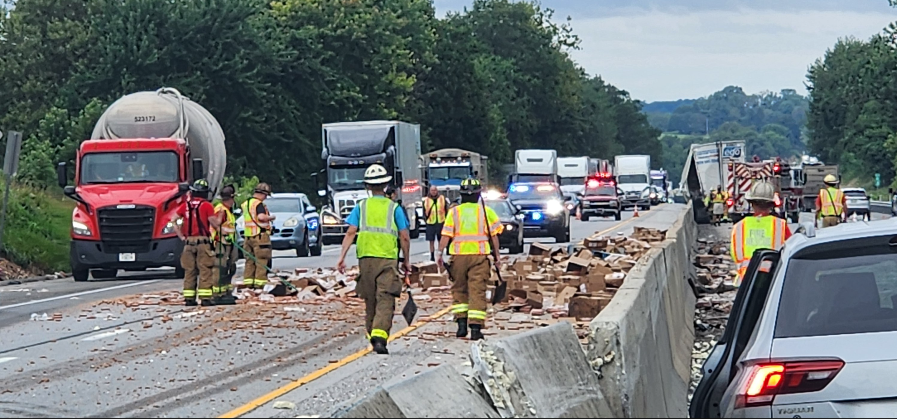 Vatrogasci u Shrewsburyju, Pennsylvania, očiste kamion hot -dogova koji su se prolili na Interstate 83 nakon što se kamion srušio i ugurao suzu u bok svoje prikolice