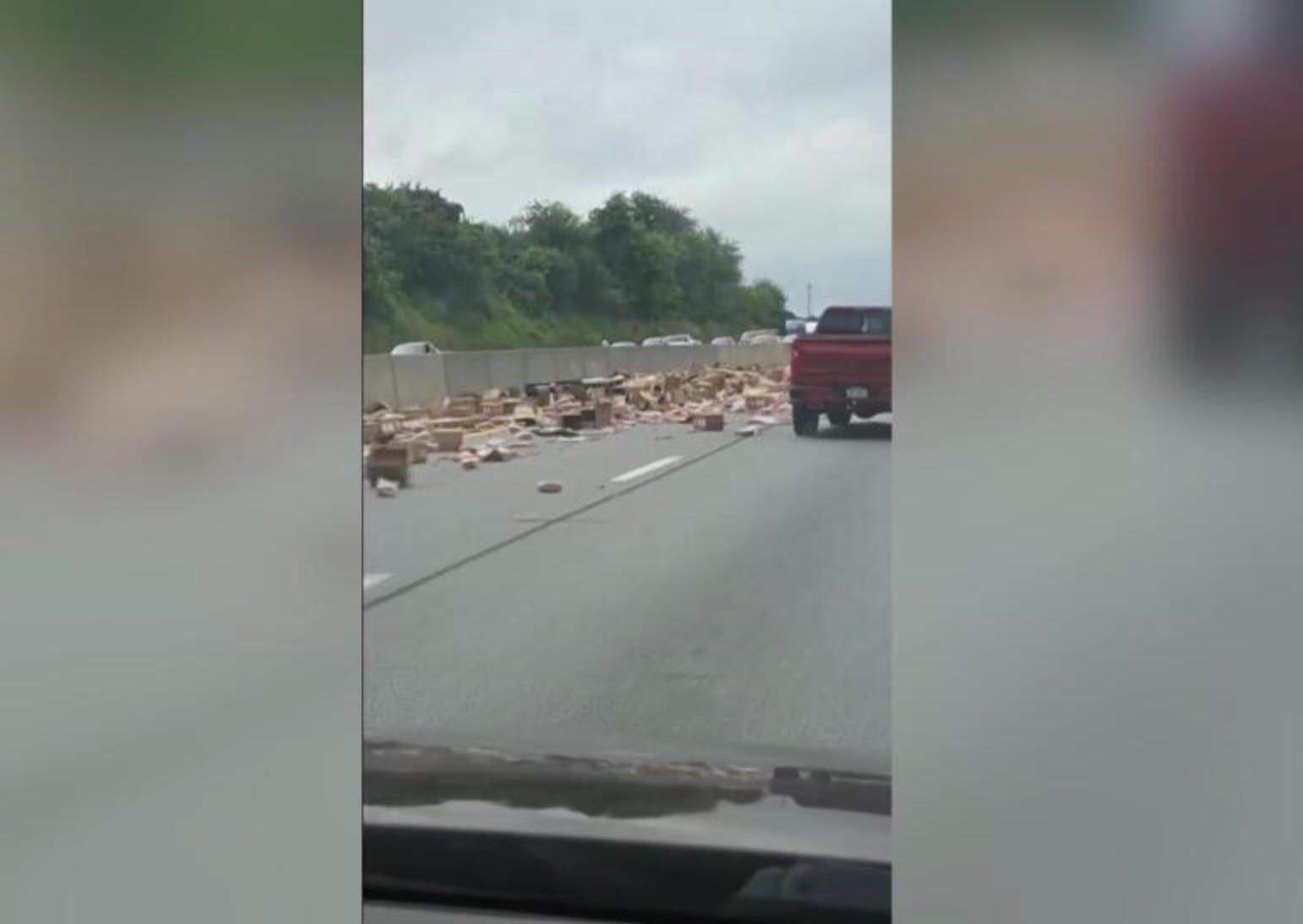 Kamion hot -dogova prolio se na Interstate 83 u blizini Shrewsburyja, Pennsylvania u petak nakon što je kamion koji je prevozio Franke srušio se i probio rupu u prikolici