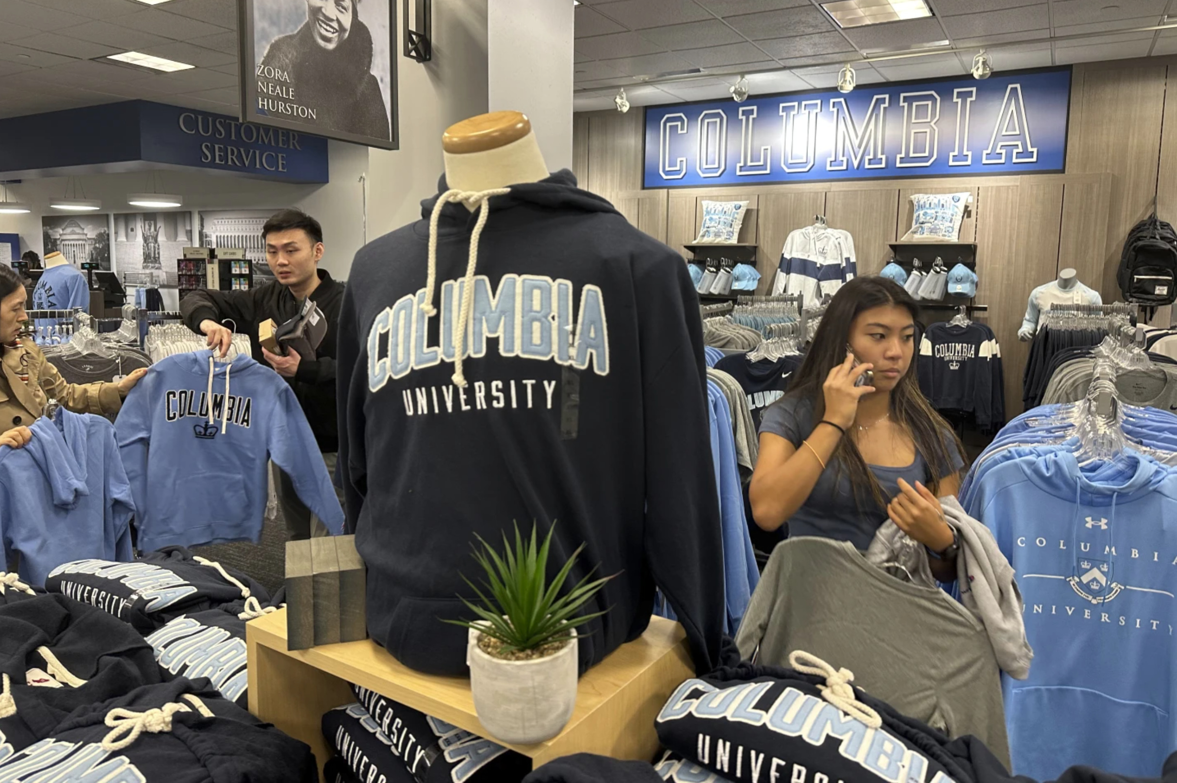 Kupci pregledavaju knjižaru Sveučilišta Columbia na Manhattanu. Columbia Sportswear tuži školu koja tvrdi da je zaštitni znak kršenje i kršenje ugovora, tvrdeći da roba škole izgleda previše slično svojoj vlastitoj