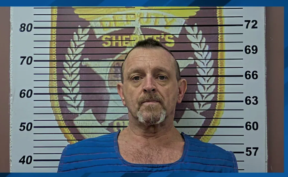 Kevin O'Neal (54) iz Tennesseeja uhićen je i optužen za brojne zločine, uključujući 11 točaka pokušaja ubojstva prvog stupnja, nakon što je navodno pokušao detonirati 14 improviziranih eksplozivnih uređaja u svom domu u očitom pokušaju ubojstva pripadnika šerifovog odjela okruga Polk