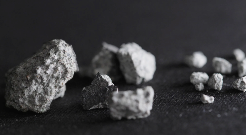 Scott Harris, istraživač na Sveučilištu u Franklin College of Georgia, Odjel za geologiju, fakultet za geologiju, proučavao je fragmente i vjeruje da je meteorit formirao prije 4,56 milijardi godina.