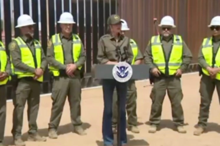 Tajnik domovinske sigurnosti Kristi Noem najavio je da će granični zid SAD-Meksika biti oslikan crno na zahtjev predsjednika Donalda Trumpa da metal postane topliji i odvrati migrante