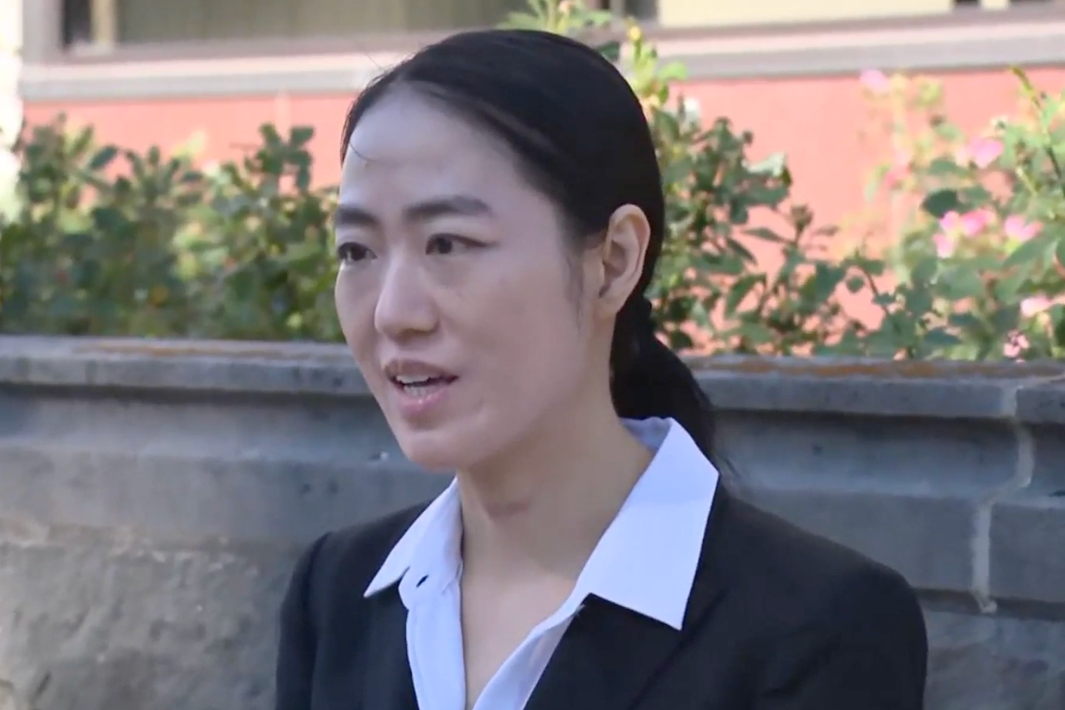 Ling Long Wei, bivši student diplomiranog sveučilišta Michigan State, tuži školu za 100 milijuna dolara. Wei tvrdi da je njezin rad za školu izložio opasnim kemikalijama koje su kasnije rezultirale dijagnozom raka
