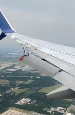 Dio krila Boeing 737 prekinuo se dok je let Delta Air Lines premještao stotine kilometara na sat prije nego što je u utorak sletio u Teksas