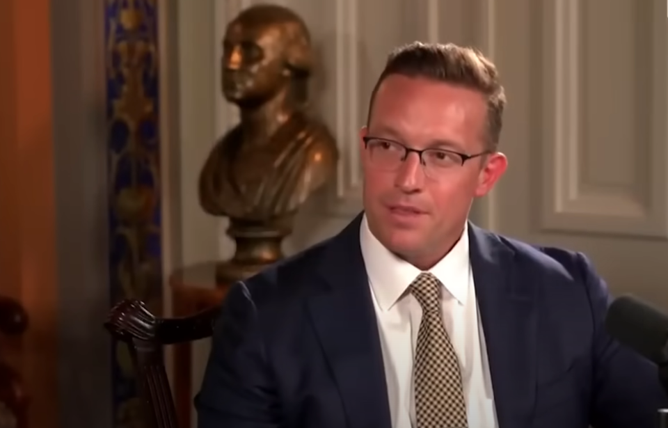 MAGA komentator Benny Johnson nacrtao je ismijavanje putem interneta nakon što je sugerirao da će koristin dobiti predsjedničku medalju slobode, nakon što je tinejdžer nasilno napadnut u Washingtonu, predsjednička medalja slobode smatra se najvećom civilnom čast američke vlade, a obično se predstavlja pojedincima kako bi prepoznali životni vijek u umjetnosti, ili javno, javno, javno, javno, javno, u artiksu