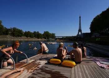 Seina u Parizu otvorena je za plivanje. Turisti i stanovnici prihvaćaju ga kako temperature rastu