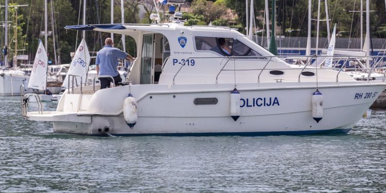 Šibenska pomorska policija kaznila 25 nautičara zbog nepropisnog glisiranja