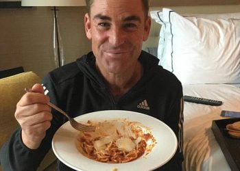 Sin Shanea Warnea otkriva da je Cheeky Restoran pomaknuo legendu o kriketu – i svaka Aussie želi da to mogu učiniti