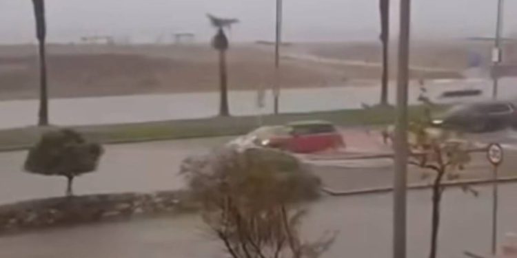 Širi se stravična i opasna ‘kišna bomba’: Meteorološki fenomen već je uzeo stotine života