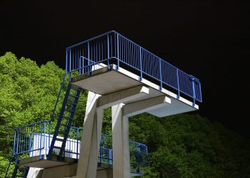 Skočio sa skakaonice bazena točno na muškarca i usmrtio ga