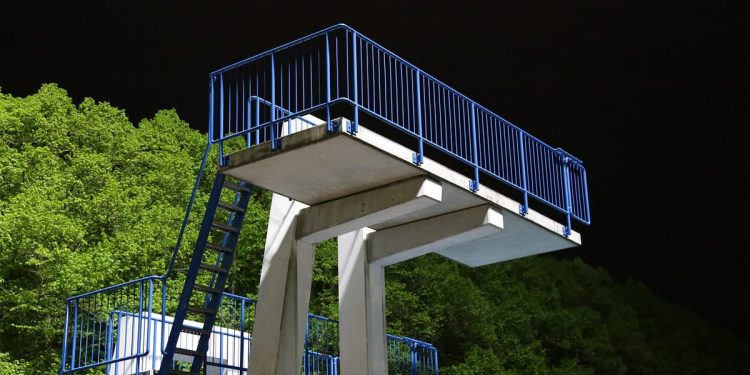 Skočio sa skakaonice bazena točno na muškarca i usmrtio ga