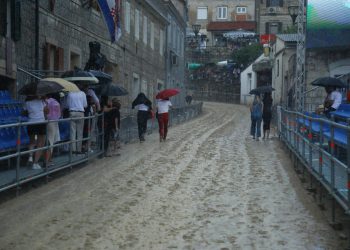 Slobodna Dalmacija – A što je tek bilo ’76.! Ovo nije prva Alka koja je odgođena, prisjećamo se još dva slučaja. Nije uvijek ni vrijeme krivo