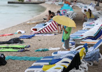 Slobodna Dalmacija – Alarmantno stanje na plažama dalmatinskog turističkog bisera, sezona u punom jeku, a svi rade