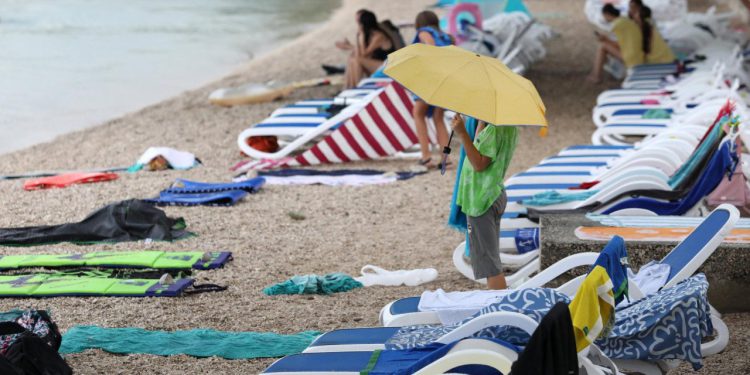 Slobodna Dalmacija – Alarmantno stanje na plažama dalmatinskog turističkog bisera, sezona u punom jeku, a svi rade