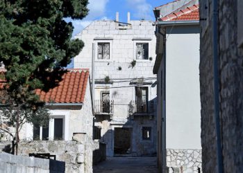 Slobodna Dalmacija – Cijelo mjesto liječi jedna sestra?! ‘Izgubljen je život, blokirat ćemo luku!’ Načelnik se pravda: ‘Bolovanje…’